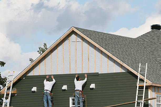 Professional Vinyl Siding technician working in Beachwood, OH